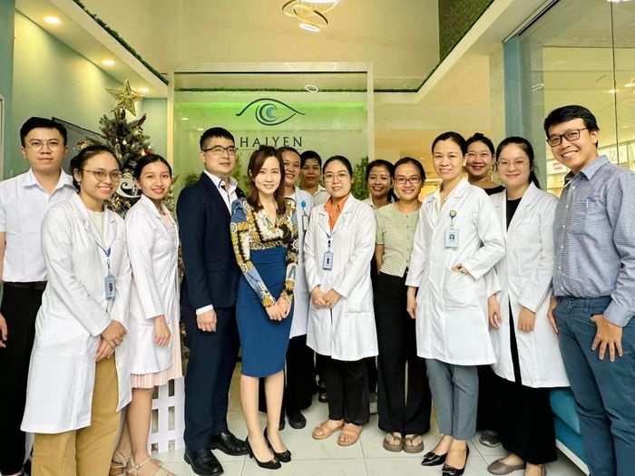 Hai Yen Eye Care - Hình ảnh minh họa quy trình thăm khám chuyên nghiệp, chuẩn mực y khoa hiện đại.
