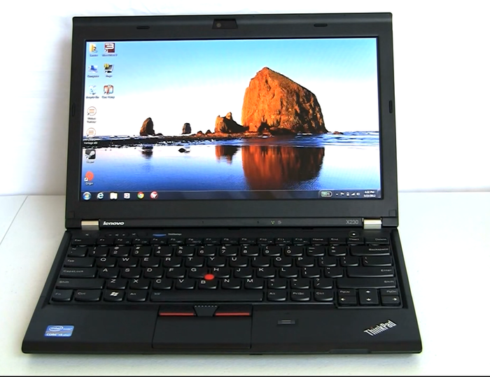 Không gian trưng bày laptop xách tay tại MShop - Ảnh 1