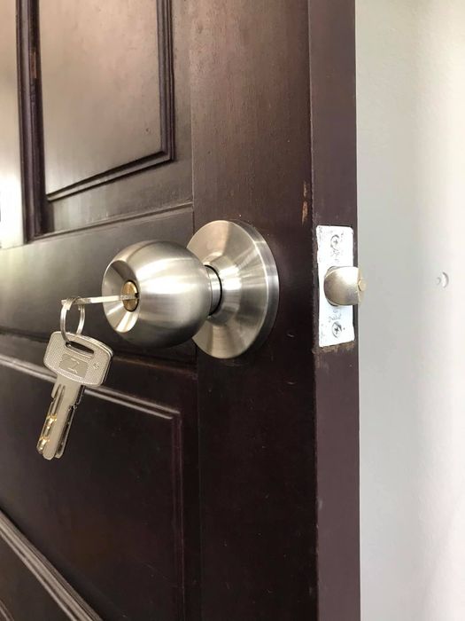 Hình ảnh thực tế dịch vụ sửa khóa Minh Đức - Đội ngũ thợ lành nghề với trang thiết bị hiện đại, sẵn sàng xử lý mọi sự cố khóa cửa.