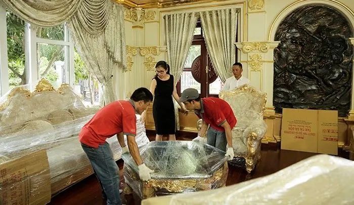 Hình ảnh đội ngũ và xe tải Viet Moving hoạt động