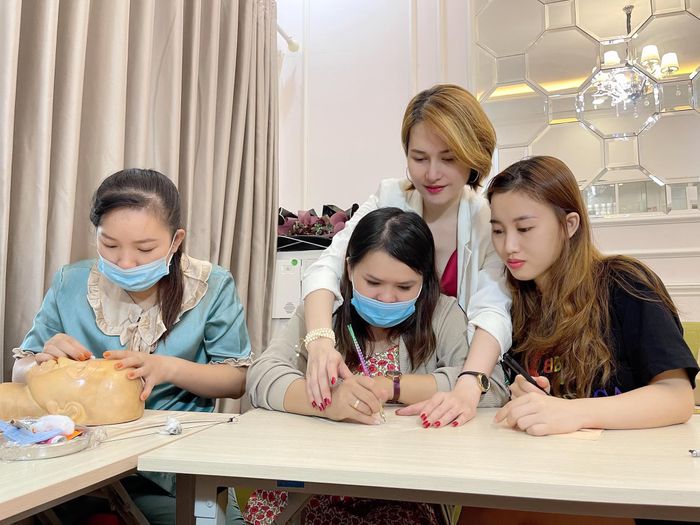 Học viên thực hành kỹ thuật phun xăm chuyên nghiệp tại Phalê Beauty Academy