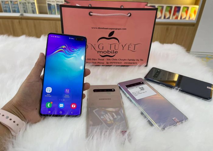 Hình ảnh dịch vụ chuyên nghiệp tại Hồng Tuyết Mobile