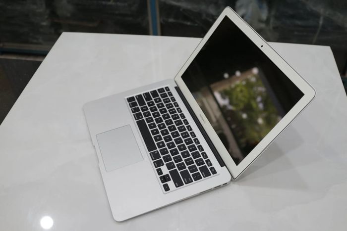 Không gian trưng bày laptop nhập khẩu Mỹ tại Chuột Vàng