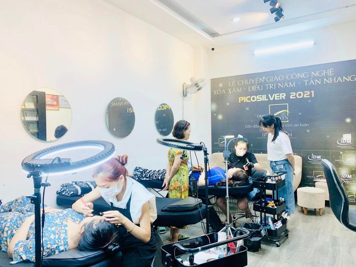 Cùng ngắm nhìn những khoảnh khắc đào tạo đầy cảm hứng tại Duyên Nguyễn Eyebrows & Academy