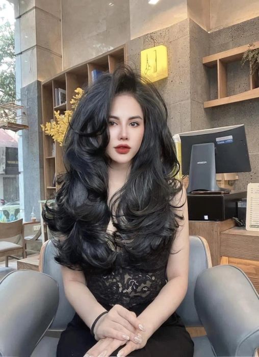 Không gian sang trọng và đội ngũ stylist chuyên nghiệp tại Viện Tóc You My