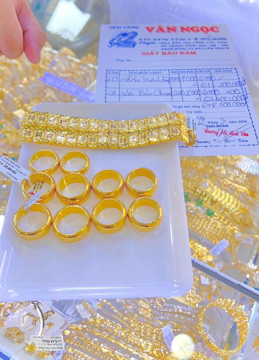 Không gian mua sắm sang trọng tại Tiệm Vàng Vân Ngọc