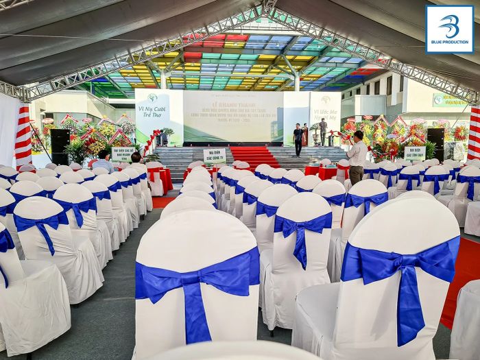 Hình ảnh đội ngũ chuyên nghiệp và thiết bị hiện đại của Xanh Dương Event