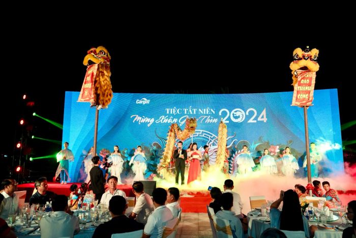 Hình ảnh đội ngũ chuyên nghiệp và thiết bị hiện đại của Lý Luân Event