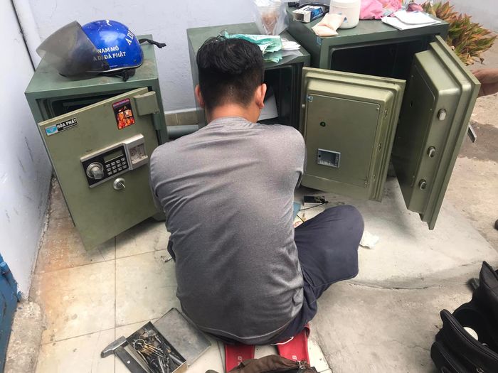 Bộ ảnh minh họa quy trình làm việc chuẩn mực của đội ngũ kỹ thuật viên Sửa khóa Minh Đức - Nhanh chóng, tận tâm, hiệu quả.
