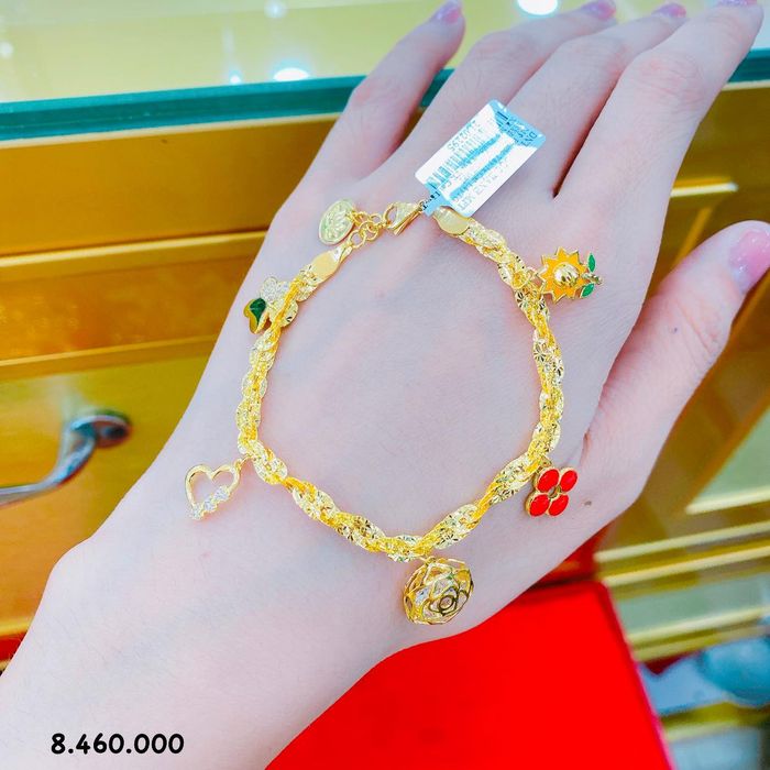 Không gian mua sắm sang trọng tại Tiệm Vàng Ngọc Hạnh MPT