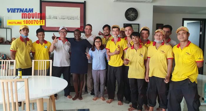 Hình ảnh đội xe và nhân viên Vietnam Moving