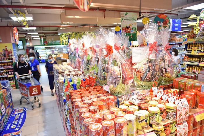 Co.opmart Nha Trang ảnh 1: Không gian rộng lớn với những kệ hàng trang trí rực rỡ sắc xuân, bày biện vô vàn lựa chọn quà Tết hấp dẫn
