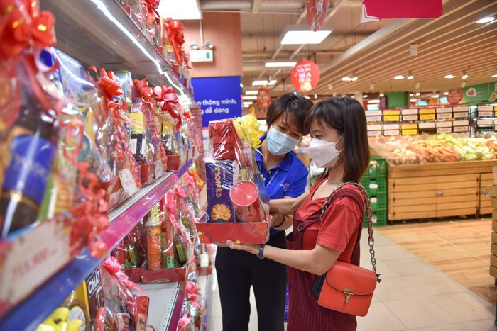 Hình ảnh gian hàng quà Tết đa dạng tại Co.opmart