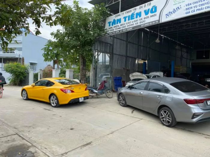 Hình ảnh đội ngũ kỹ thuật viên chuyên nghiệp tại Garage Tân Tiến Vũ