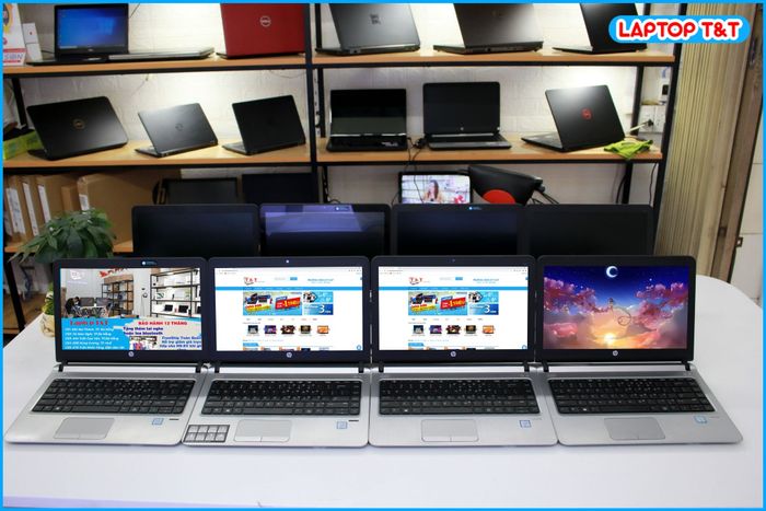 Laptop T&T ảnh 1 - Hình ảnh chân thực về không gian trưng bày đa dạng các dòng laptop chất lượng tại cửa hàng.
