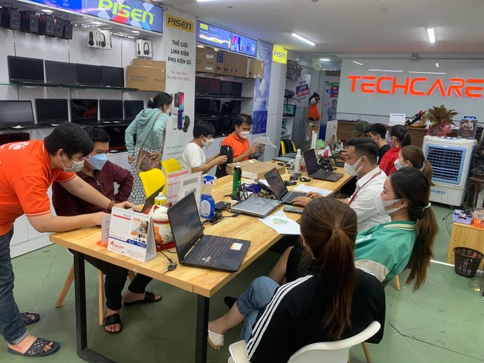 Không gian trưng bày đa dạng tại TechCare Laptop