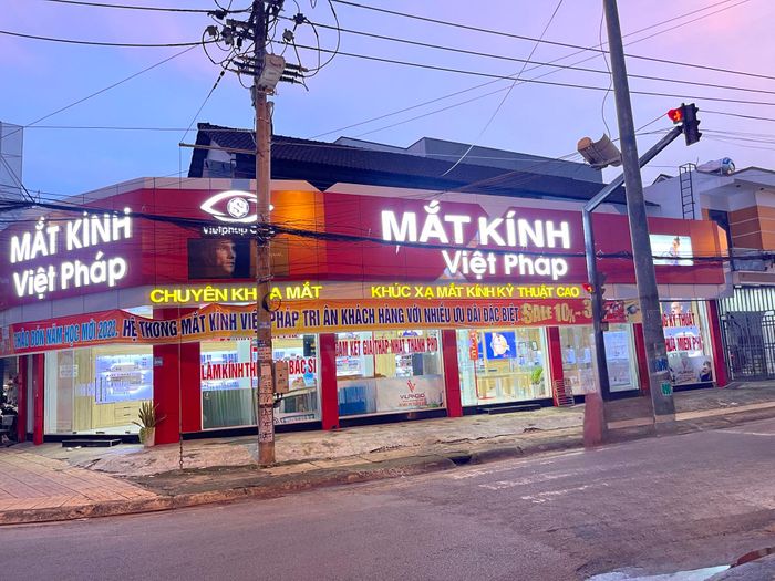 Không gian sang trọng tại Mắt Kính Việt Pháp