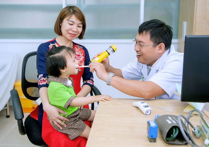 Hình ảnh đội ngũ y bác sĩ chuyên nghiệp tại Phòng Khám Thiên Nam
