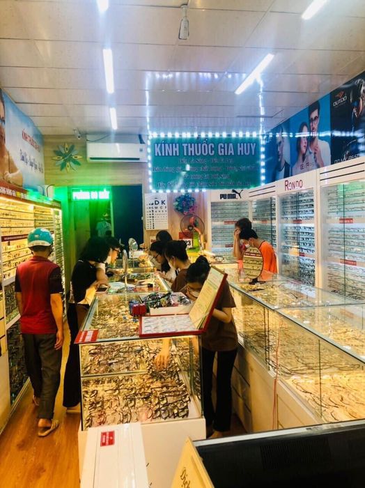 Không gian trưng bày sản phẩm tại Kính Thuốc Gia Huy