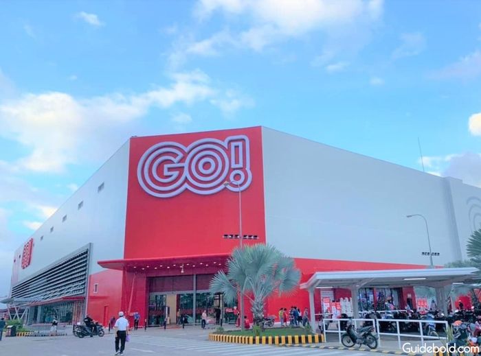 GO Nha Trang ảnh 1: Không gian rộng lớn với những kệ hàng trưng bày đa dạng giỏ quà Tết, từ bình dân đến cao cấp