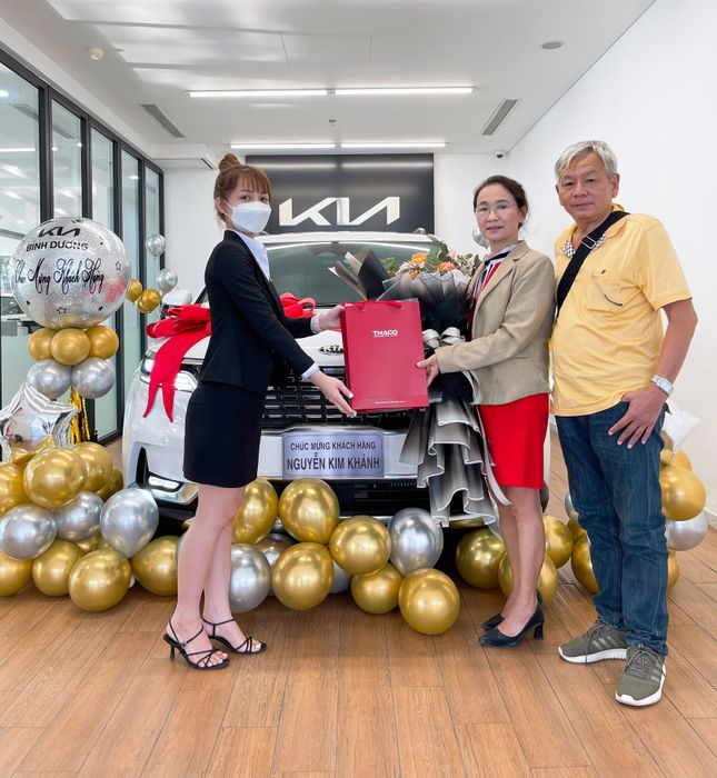 Kia Bình Dương: Hình ảnh ấn tượng về showroom hiện đại với thiết kế đỏ-trắng đặc trưng