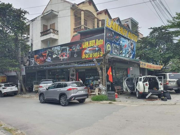 Không gian trưng bày nội thất ô tô đẳng cấp tại Lâm Huy