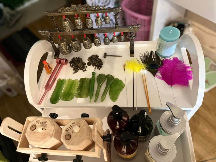 Học viên thực hành kỹ thuật gội đầu dưỡng sinh chuẩn spa tại Helen Spa Beauty