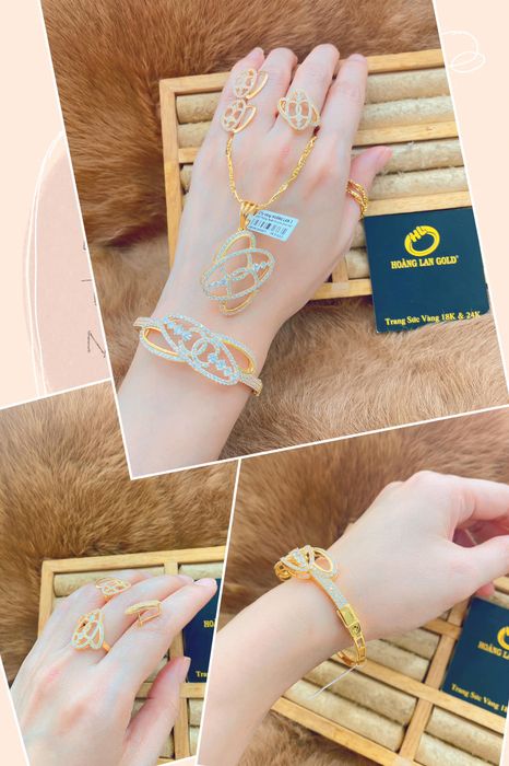 Không gian trưng bày sang trọng với đa dạng trang sức tại Hoàng Lan Gold