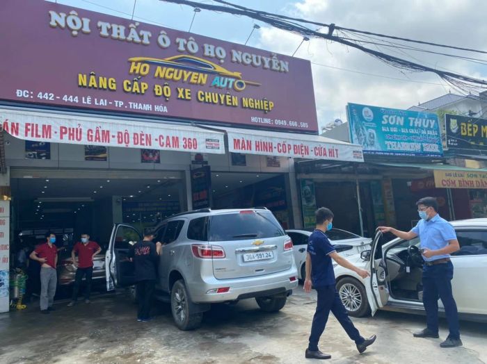 Không gian trưng bày phụ kiện đa dạng tại Họ Nguyễn