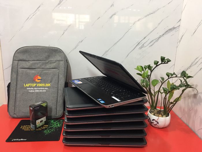Không gian trưng bày đa dạng tại Laptop VinhLink