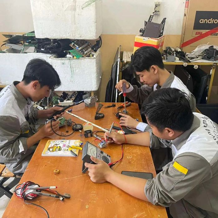 Hình ảnh đội ngũ kỹ thuật viên chuyên nghiệp tại Điện Tử Điện Lạnh Cửu Long