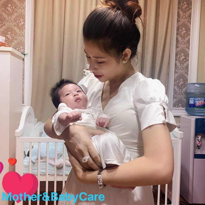 Mother & Baby Care ảnh 1 - Khoảnh khắc đong đầy yêu thương, nơi từng cử chỉ chăm sóc của đội ngũ chuyên gia đều thấm đượm sự tận tâm và trách nhiệm.