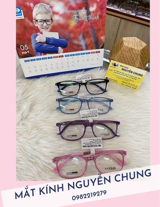 Không gian trưng bày sang trọng tại Mắt Kính Nguyễn Chung