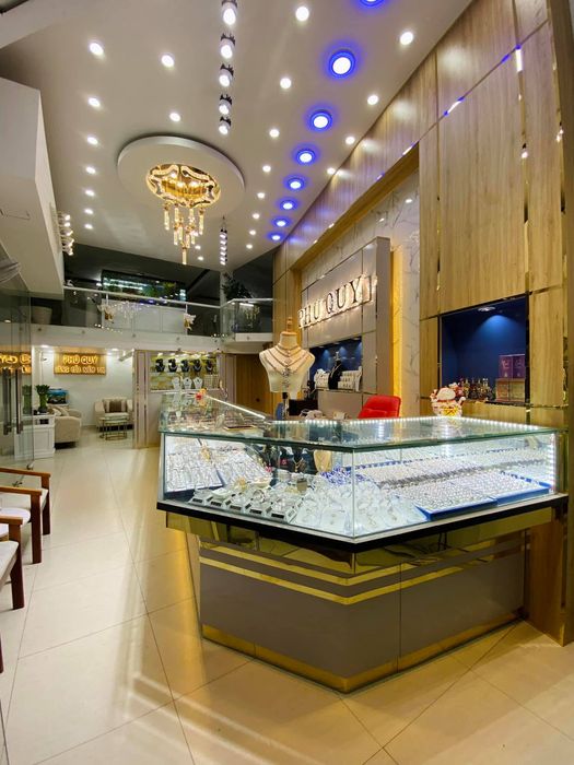 Không gian sang trọng và bộ sưu tập trang sức ấn tượng tại Vàng Phú Quý