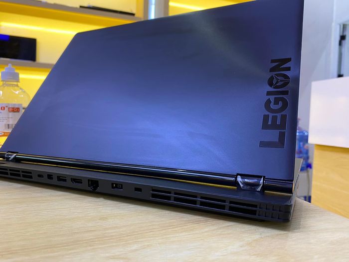 Hình ảnh đội ngũ kỹ thuật viên tận tâm tại Fixlab