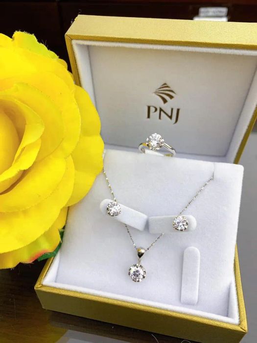 Không gian trưng bày ấn tượng tại PNJ Thái Nguyên