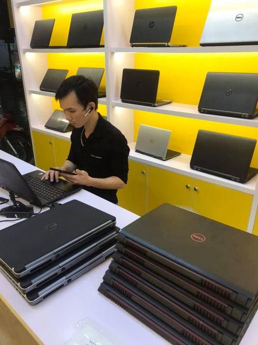 Không gian trưng bày đa dạng tại Máy Tính Quang Thục