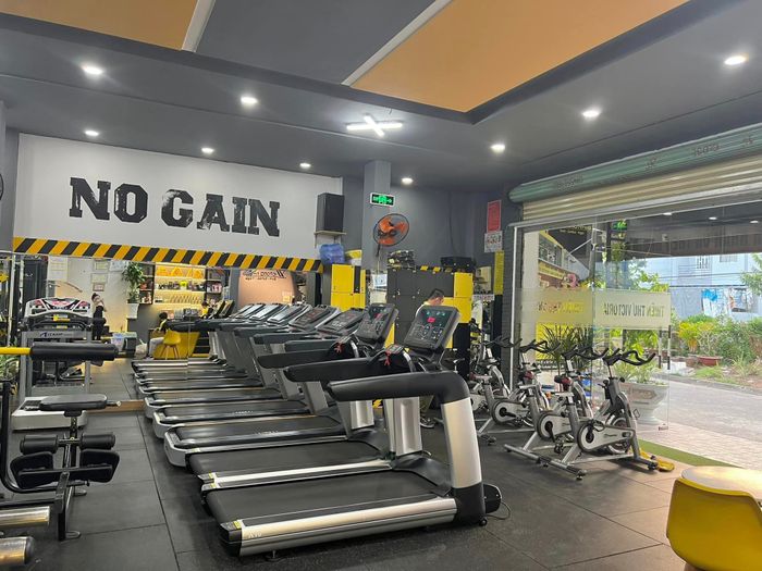 Bên cạnh các bộ môn gym, <strong>Victoria Fitness Cần Thơ</strong> còn cung cấp nhiều lớp học thể thao hiện đại như yoga, aerobic, zumba latin,... giúp bạn có thêm sự lựa chọn phù hợp với nhu cầu và sở thích cá nhân. Đội ngũ huấn luyện viên tại đây đều có kinh nghiệm lâu năm, bằng cấp quốc tế, luôn cập nhật các bài tập mới để mỗi buổi luyện tập luôn thú vị và hiệu quả.