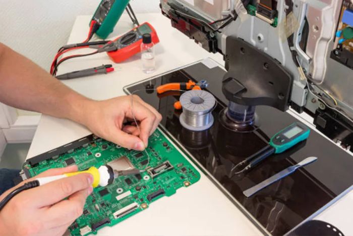 Trung tâm Điện tử Đức Toàn LCD ảnh 1 - Hình ảnh thực tế về quy trình sửa chữa chuyên nghiệp với trang thiết bị hiện đại bậc nhất.
