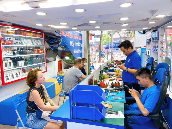 Hình ảnh đội ngũ kỹ thuật viên chuyên nghiệp tại Bảo Hành One