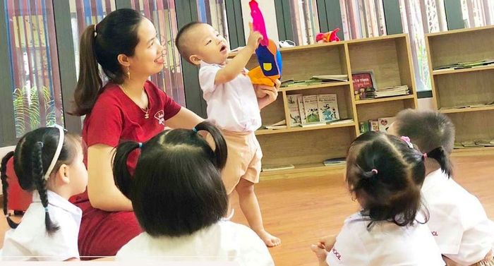Hình ảnh: Cô giáo thân thiện cùng bé vui chơi