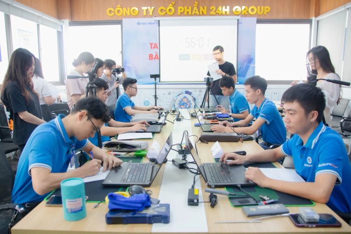 Không gian làm việc hiện đại tại Sửa chữa Laptop 24h