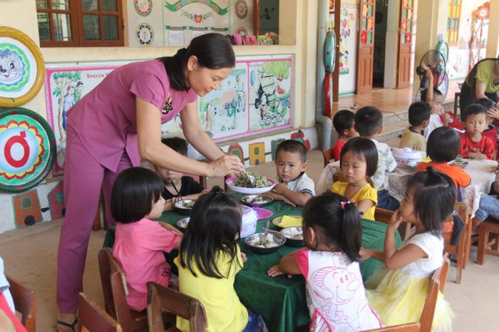 Hình ảnh minh họa: Bé làm quen với giờ ăn, ngủ tại lớp