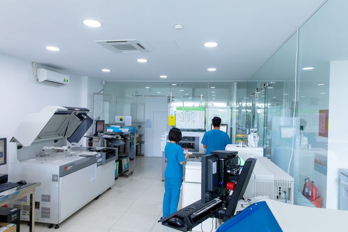 Hệ thống máy móc tự động hóa tại Trung tâm Xét nghiệm d+