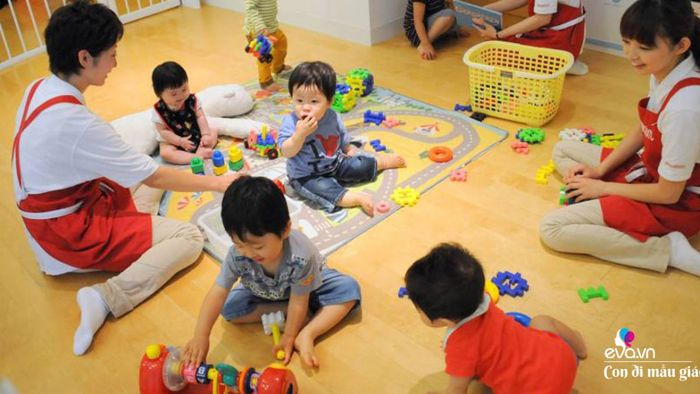 Bé làm quen với lớp học mới