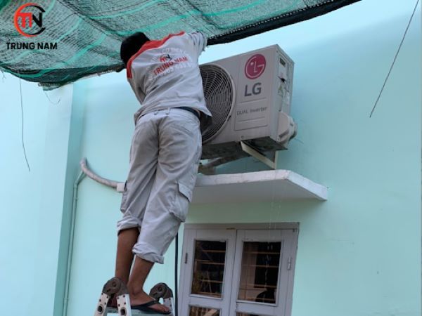 Hình ảnh thực tế quy trình vệ sinh tại Điện Lạnh Trung Nam