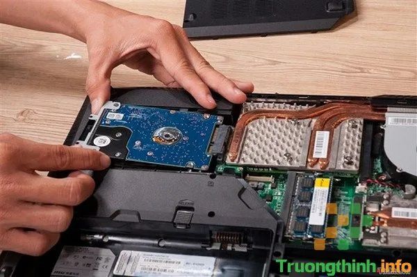 Hình ảnh đội ngũ kỹ thuật viên Trường Thịnh Group đang làm việc