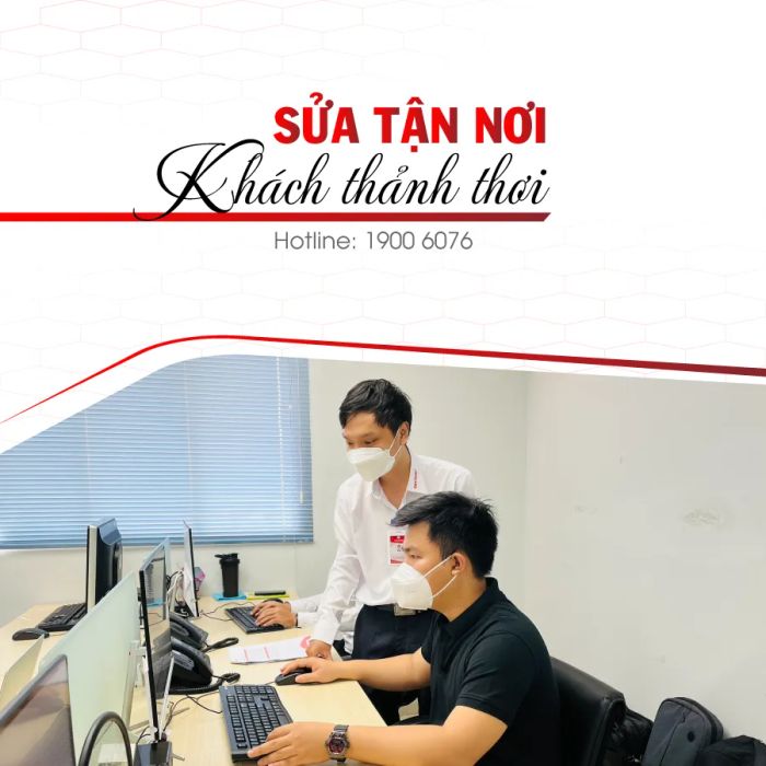 Hình ảnh đội ngũ kỹ thuật viên iCare Center đang làm việc