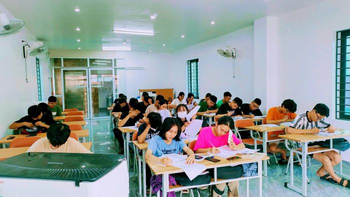 Cô Thủy Hóa Học ảnh 2