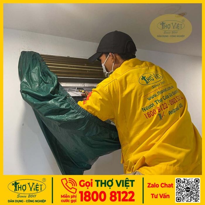 Hình ảnh đội ngũ kỹ thuật viên Thợ Việt đang làm việc